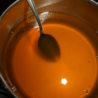 Löwenzahnsirup im Topf